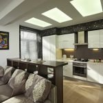 Muebles de cocina blanca sobre un fondo de paredes oscuras