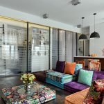 Muebles brillantes en la sala de estar