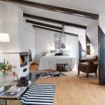 Vigas oscuras en un interior blanco