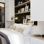 Estantes a la cabecera de la cama