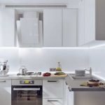 Cocina esquinera con fachadas brillantes