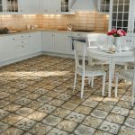 Cocina con muebles blancos como la nieve.
