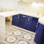 Azulejos con motivos en el piso de la cocina.
