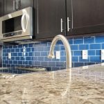 Delantal de azulejos azules con costuras blancas