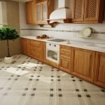 Muebles de madera natural en la cocina.