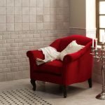 Sillón rojo junto a la ventana.