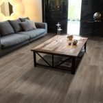 Una mesa de tablas frente al sofá.