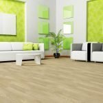 Muebles blancos en interior verde claro