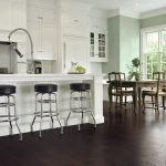 Cocina blanca con piso oscuro