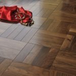 Parquet oscuro en el piso