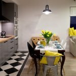 Azulejos en el piso del área de trabajo en la cocina