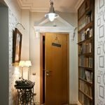 Estantes con libros en el pasillo.