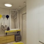 Pasillo luminoso con detalles en amarillo.