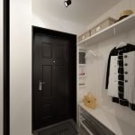 Puerta negra en un pasillo blanco