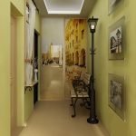 Interior del pasillo con banco y linterna
