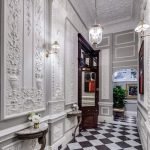 Piso de ajedrez en el pasillo