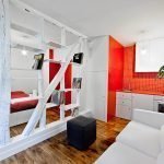 Interior de apartamento rojo y blanco