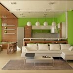 La combinación de verde claro y madera en el interior.