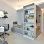 Mesa con sillón detrás del tabique