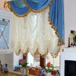 Hermosas cortinas en la ventana de la cocina.