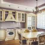Interior de cocina con hermosos muebles.