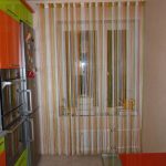 Cortinas multicolores en la ventana de la cocina.