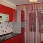 Cortinas rojas y muebles en la cocina.