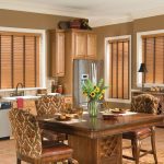 Cocina con un hermoso interior de madera.