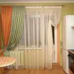 Cortinas y tul en el interior de la cocina.