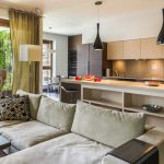 El interior de la cocina-sala de estar con barra de desayuno.