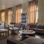 Hermoso interior con paredes de ladrillo.
