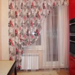 Cortina con flores en la ventana de la cocina.