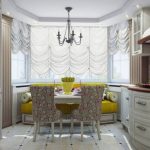 Hermosa cocina con ventanal