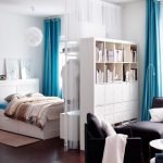 Cortinas azules en el interior del dormitorio-salón.