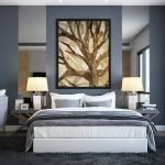 Cama blanca en el interior gris de la sala de estar del dormitorio