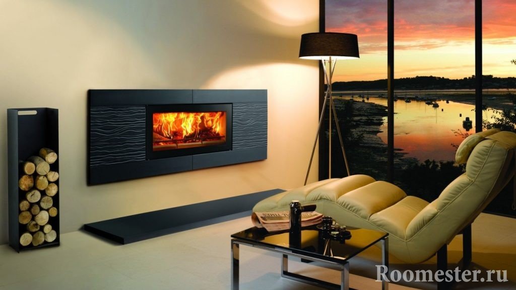 Isang mesa at upuan sa tapat ng electric fireplace