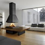 Sala de estar con una pared de vidrio