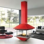 Chimenea roja en un interior blanco.