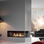 Lámpara de pie y sillón junto a la chimenea.