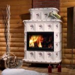 Pila de leña cerca de una chimenea eléctrica