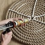 Aplica uñas líquidas en la parte inferior