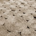 Alfombra hecha de círculos de cuerda.