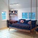 Estantes con libros sobre la mesa en el dormitorio