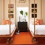 Alfombra naranja en el dormitorio