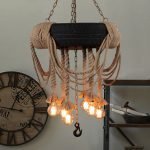 Araña de luces, cadenas y cuerdas.