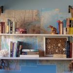 Mapas y estantes en la pared