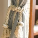 Cortina gris y camioneta blanca