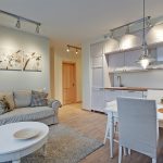 Imagen modular sobre el sofá en la cocina-sala de estar