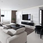 Sofá brillante y sillón negro en la sala de estar