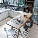 Utilizando la textura de la madera natural en el diseño de muebles de cocina.